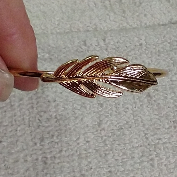 Goldtone leaf 🌿 🍀 wire beacelet - Picture 1 of 3